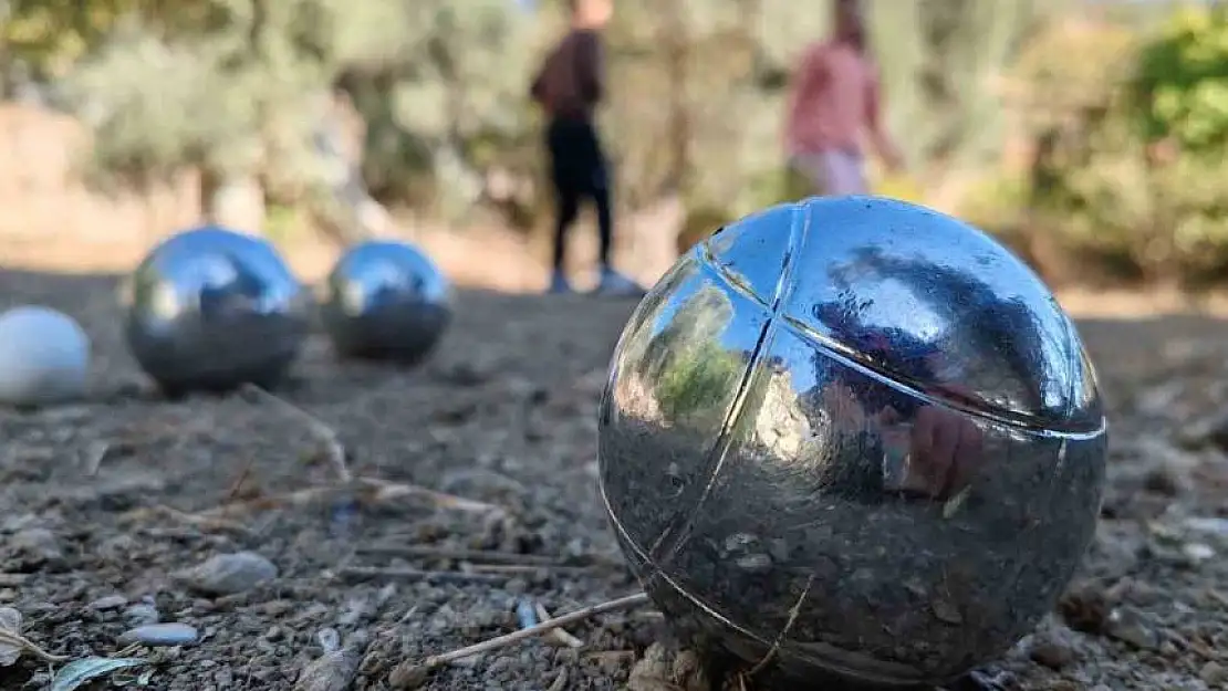 Ula'da öğrenciler, ara tatili bocce ve volo branşlarında spor yaparak geçiriyor