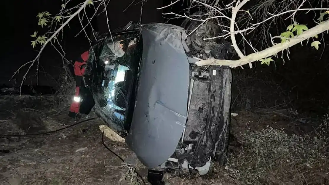Yatağan'da otomobil şarampole yuvarlandı, 3 kişi yaralandı