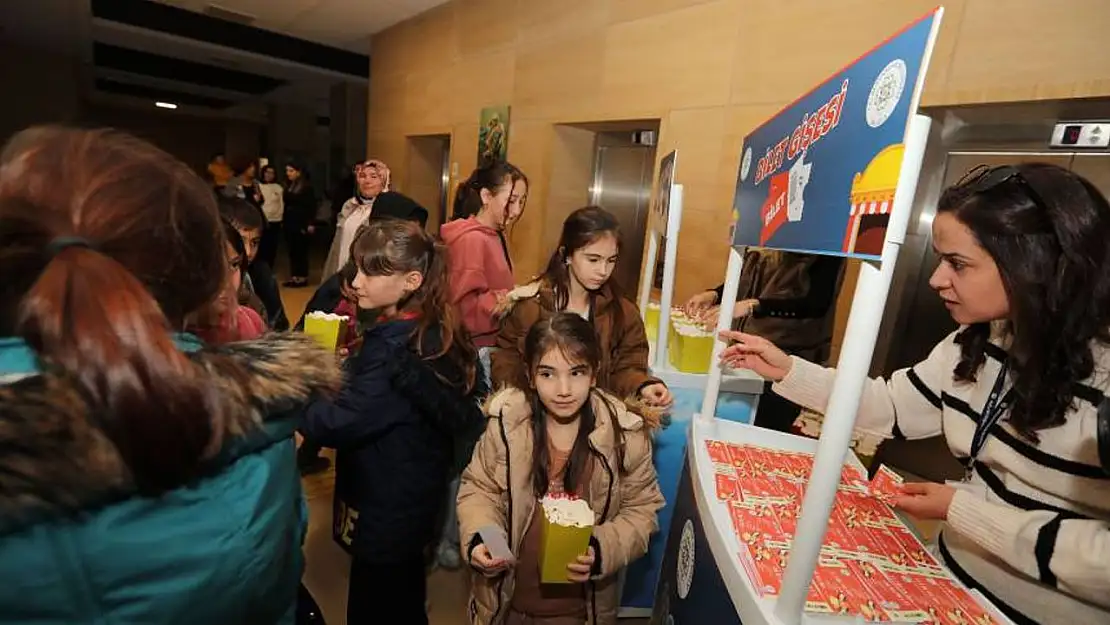 Başkan Aras'ın çocuklara karne hediyesine yoğun ilgi 2 bin 200 çocuk, gerçek sinema deneyimi yaşadı