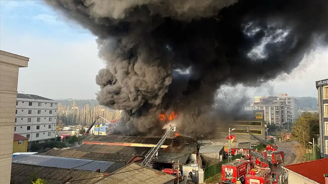 İstanbul'daki lastik fabrikasında büyük yangın!