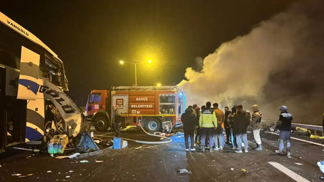 Zincirleme trafik kazasında tır ve otomobil alev aldı 1 ölü, 19 yaralı