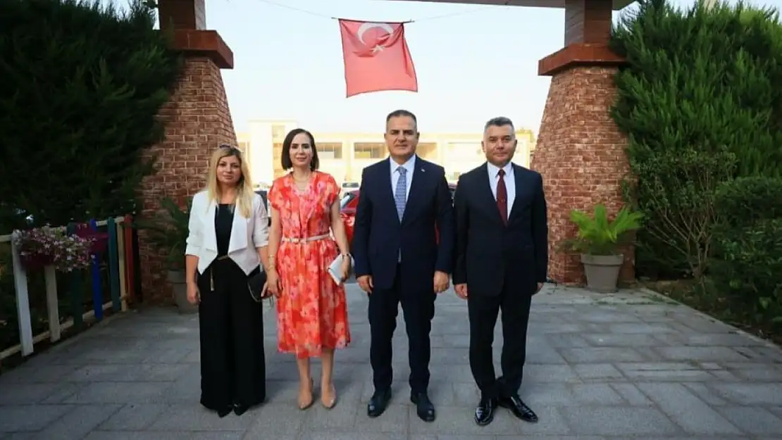 Vali Akbıyık Moskova'ya giden komutanı plaketle uğurladı