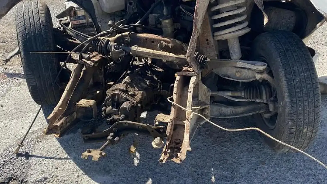 Yatağan'daki trafik kazasında otomobil ortadan ikiye bölündü!