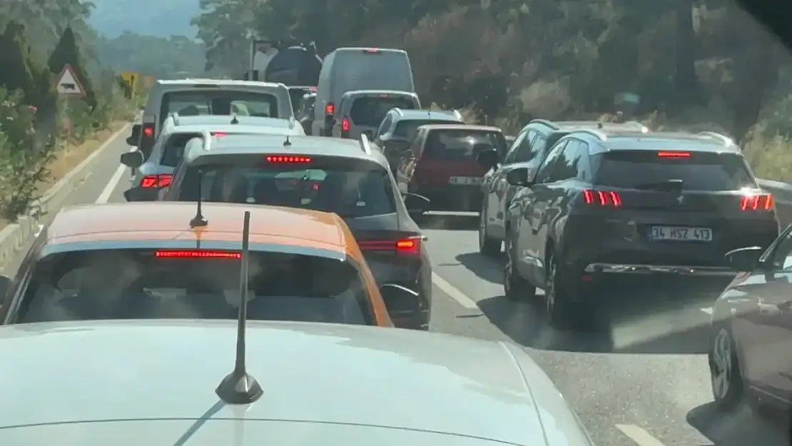 Yeni hafta trafik yoğunluğu ile başladı! Marmaris girişinde uzun araç kuyrukları!