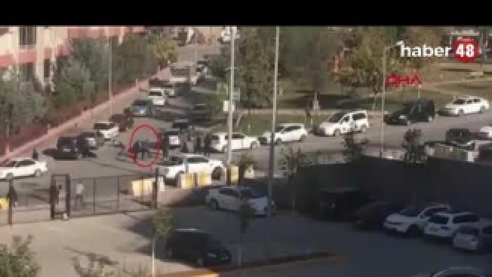 ADLİYE ÖNÜNDE SİLAHLI ÇATIŞMA: ÖLÜ VE YARALILAR VAR!