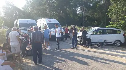 Ula'da servis minibüsü ve otomobil çarpıştı! 9 kişi yaralandı