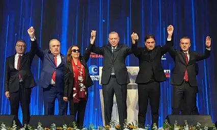 Erdoğan rozetlerini taktı: İşte AK Parti'ye katılan 3 milletvekilinin isimleri ve eski partileri