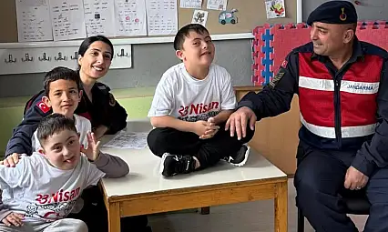 Jandarmanın hediyeleri miniklerin yüzünü güldürdü
