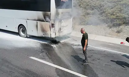 Menteşe'de seyir halindeki otobüs alev aldı!