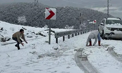 Seydikemer'de 20 santimetreyi bulan kar örtüsü: Vatandaşlar akın etti