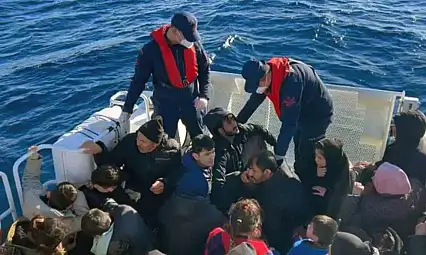 Yunanistan'ın ölüme ittiği 16'sı çocuk 51 düzensiz göçmen kurtarıldı