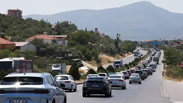 Aydın-Muğla yolu tatilcilere dayanamadı! Trafik adım adım ilerliyor