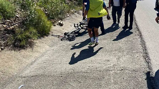Bisikletli gruba otomobil çarptı