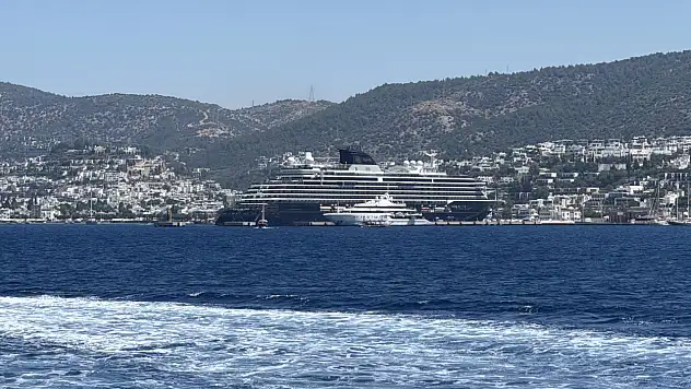 Bodrum 250 metrelik lüks gemiyi ağırladı! Yüzlerce turist ilçeyi ziyarete geldi