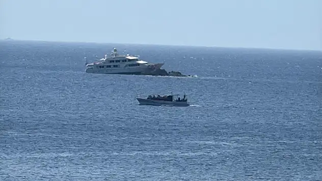 Bodrum açıklarında motoryat kayalıklara çarptı!