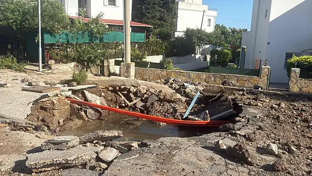 Bodrum Yahşi'de su hattı patladı, yolda dev çukur oluştu!
