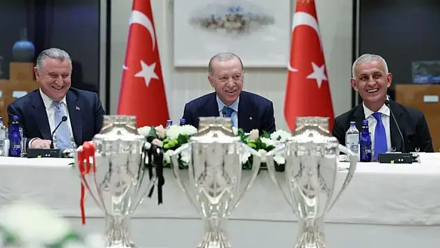 Cumhurbaşkanı Erdoğan 3 futbol kulübünü kabul etti