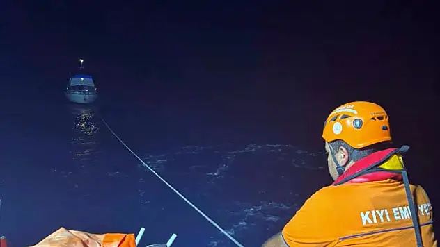 Datça açıklarında makine arızası geçiren tekne kurtarıldı
