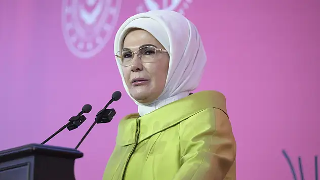 Emine Erdoğan'dan karne alacak öğrencilere tebrik mesajı