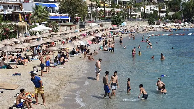 BODRUM SAHİLLERİ TATİLİN SON GÜNÜNDE DE DOLUYDU