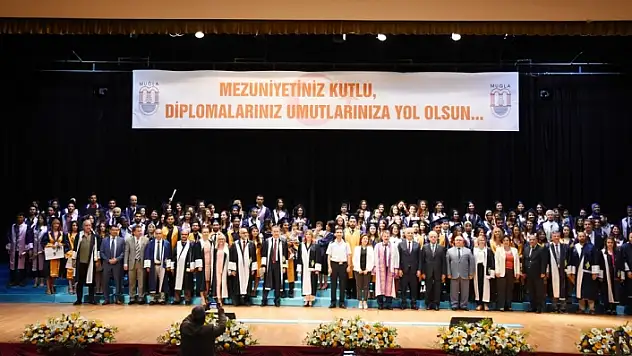 MUĞLA SITKI KOÇMAN ÜNİVERSİTESİNDE MEZUNİYET SEVİNCİ