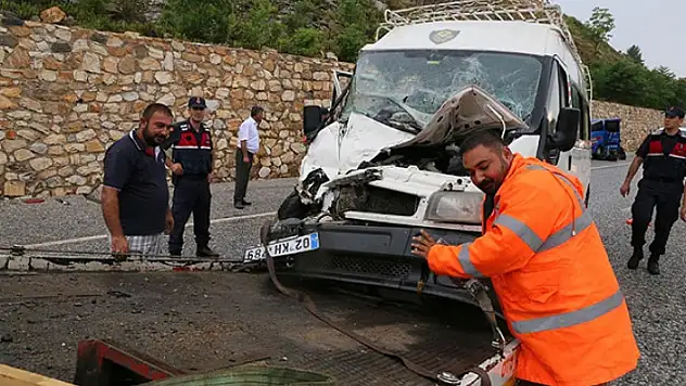 YATAĞAN'DA İŞÇİLERİ TAŞIYAN MİNİBÜS İLE TIR ÇARPIŞTI