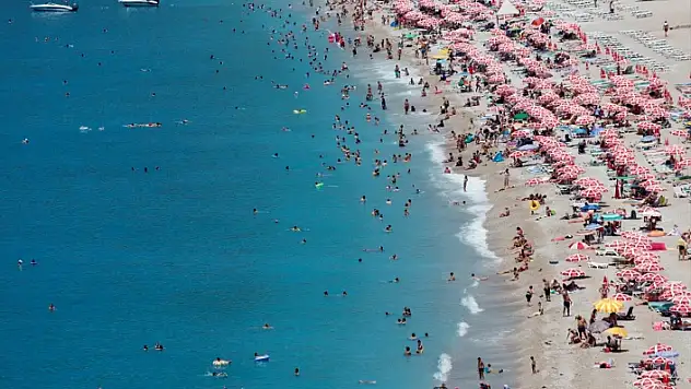 MUĞLA'DA SICAKTAN BUNALAN VATANDAŞLAR SAHİLLERE AKIN ETTİ