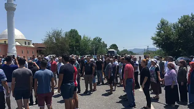 ÖLÜMLÜ KAZANIN YAŞANDIĞI KAVŞAKTA YOL KAPATMA EYLEMİ