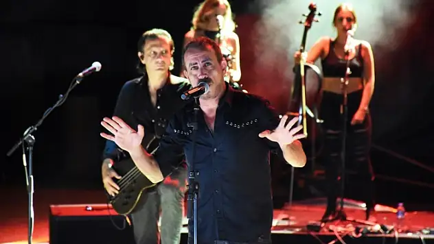 ÜNLÜ SANATÇI HALUK LEVENT BODRUM'DA KONSER VERDİ