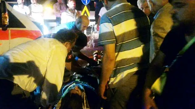 YATAĞAN'DA TUR OTOBÜSÜ VE OTOMOBİL ÇARPIŞTI: ÇOK SAYIDA YARALI VAR
