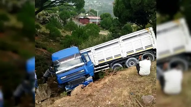 YATAĞAN'A GELEN TIR KAYGANLAŞAN YOLDA ŞARAMPOLE DÜŞTÜ