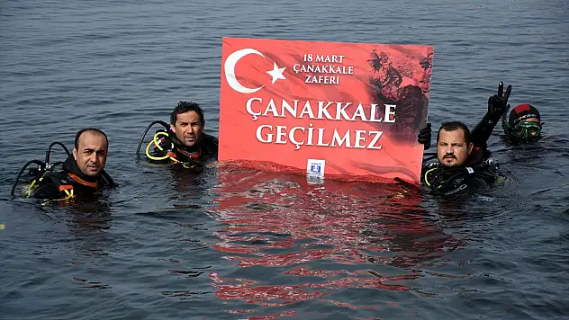 BODRUM'DA DALGIÇLARDAN DENİZ DİBİNDE 'ÇANAKKALE GEÇİLMEZ' PANKARTI