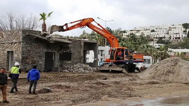 Bodrum'da Sahilde Bulunan Kaçak Bina Yıkıldı