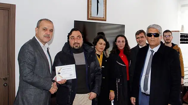Görme Engellilerden Başkan Uzundemir'e Teşekkür Belgesi