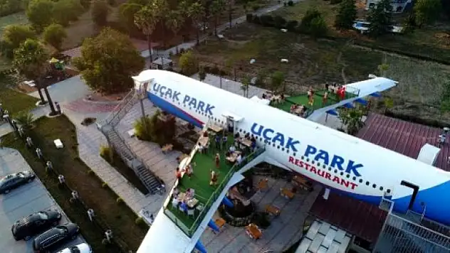 Restoran Uçağın Kanatlarında Zeybek Gösterisi