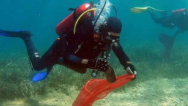 Bodrum'da Dalgıçlar Denizin Dibini Temizledi