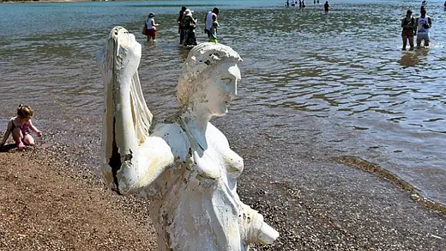 Marmaris'teki 'Prenses' Heykeli Şimdi de 'Küllük' Oldu!