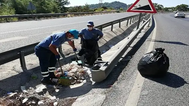 Muğla'da Belediye Ekipleri Onlarca Torba Çöp Topladı