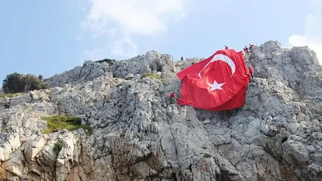 Bodrum Semalarında Yunan Adalarından Görülebilen Dev Türk Bayrağı