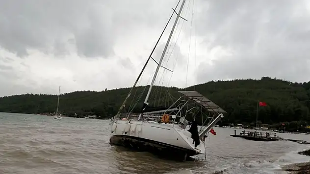 Muğla'da Etkili Olan Fırtına Tekneyi Karaya Sürükledi