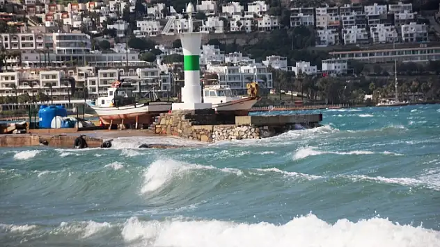 Bodrum'da Dalgaların Boyu 2 Metreyi Aştı, Fırtına Balıkçı Teknelerini Batırdı