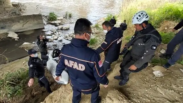 Nehire Atladığı İddia Edilen Yaşlı Adamı AFAD Kıyıdan, Dalgıçlar Nehirde Arıyor