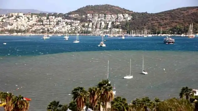 Bodrum'da Denizin Rengi Değişti, Fırtınanın Hızı 70 Kilometreye Ulaştı