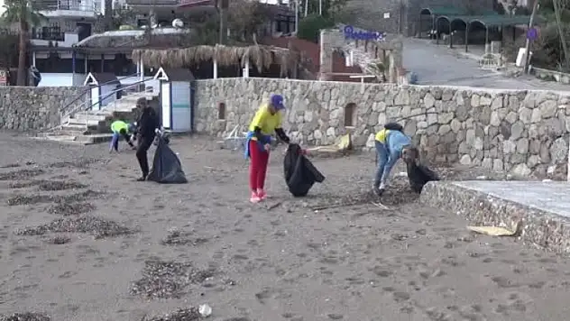 Bodrum'da gönüllüler fırtına sonrası sahilde kıyı temizliği yaptı