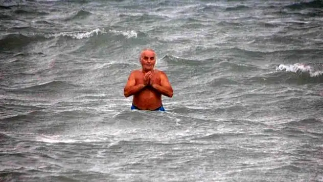 Bodrum'daki Adam Fırtınaya Aldırmadan Denize Girdi
