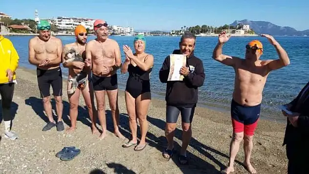 Datça Kış Yüzme Maratonu'na Yüzerek Davet Ettiler