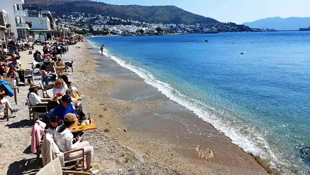 Hava Sıcaklığının 25 Dereceye Ulaştığı Bodrum'da Vatandaşlar Sahillere Akın Etti