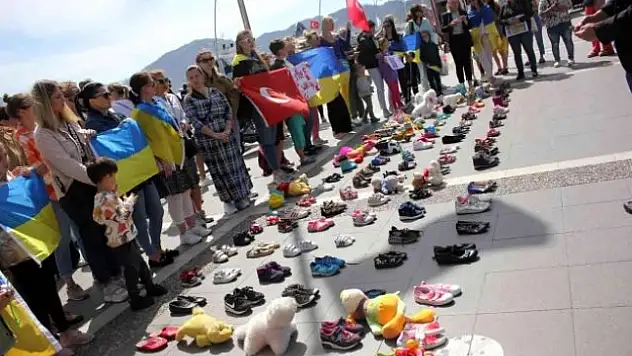 Marmaris'te Yaşayan Ukraynalılar Savaşta Ölen Çocuklar İçin Toplandı