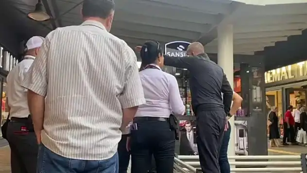 Kadın Mağazasında 'İçeriyi Mi Gözetliyorsun' Kavgası