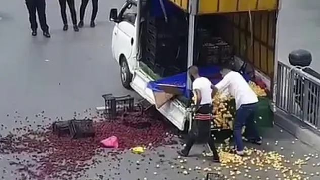 Aracının Bağlanmasına İsyan Eden Seyyar Satıcı Binlerce Liralık Meyveyi Yola Döktü
